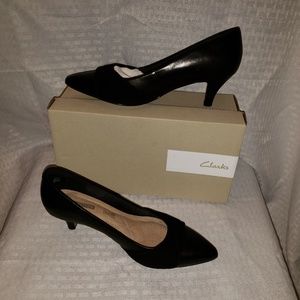 Women's Clarks Linvale Vena Pumps. Black. Size 7.